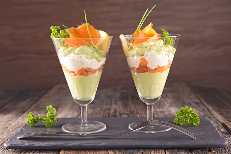 avocado mousse mit räucherlachs und sahne zu weihnachten