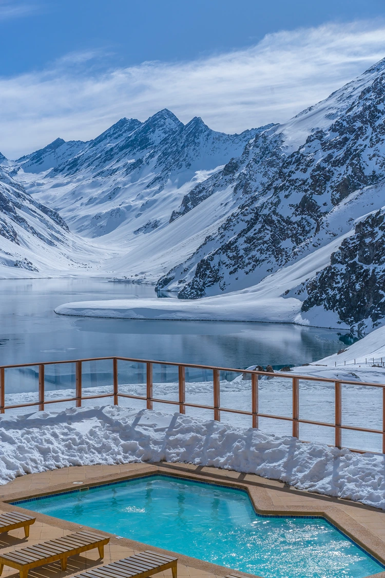 beheiztes schwimmbad im skizentrum von portillo mit der laguna del inca im hintergrund