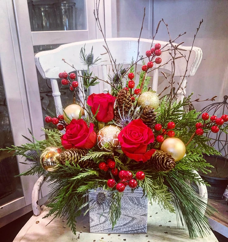 blumen und beern in holzkiste weihnachtsdeko