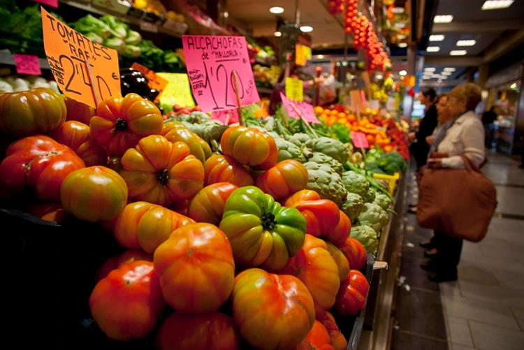 bunte obst und gemüse stände