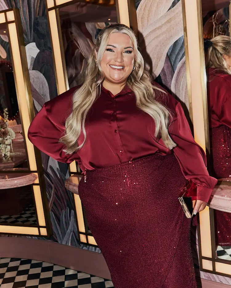 curvy outfit für firmen weihnachtsfeier paillettenrock und satinbluse