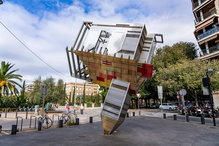 das falling house, gelegen auf der plaça de la porta de santa catalina