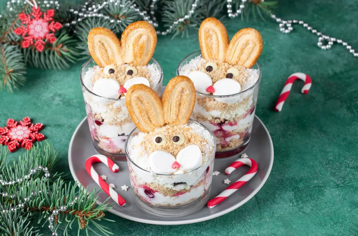 Dessert im Glas für Silvester mit Frischkäse, Kirschen, Sahne und Butterkeksen