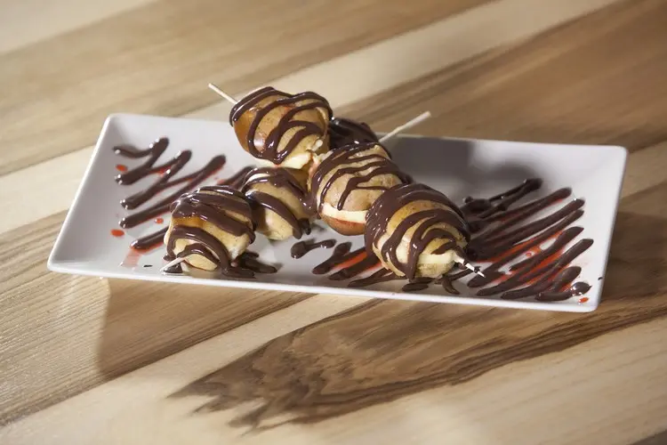 Dessert-Spieße für den Silvesterabend schnell und einfach zusammenstellen mit Schokosoße