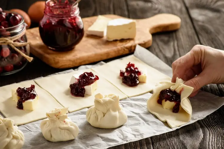 Die Teigquadrate zu kleinen Beuteln formen und backen