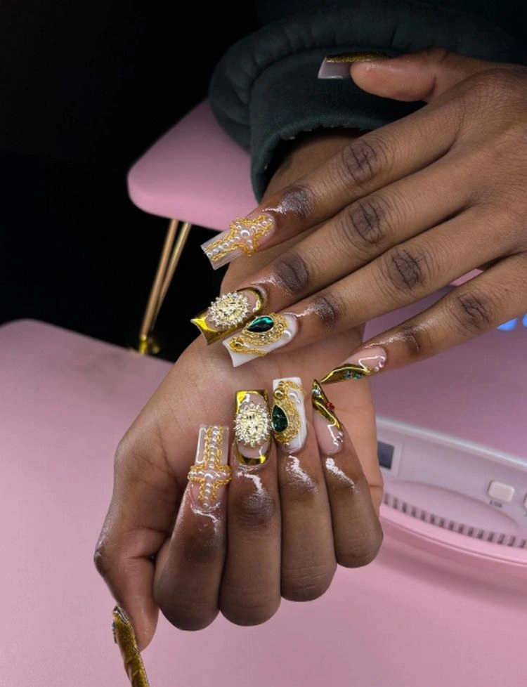 extravagante mismatched nails für die mutigen damen