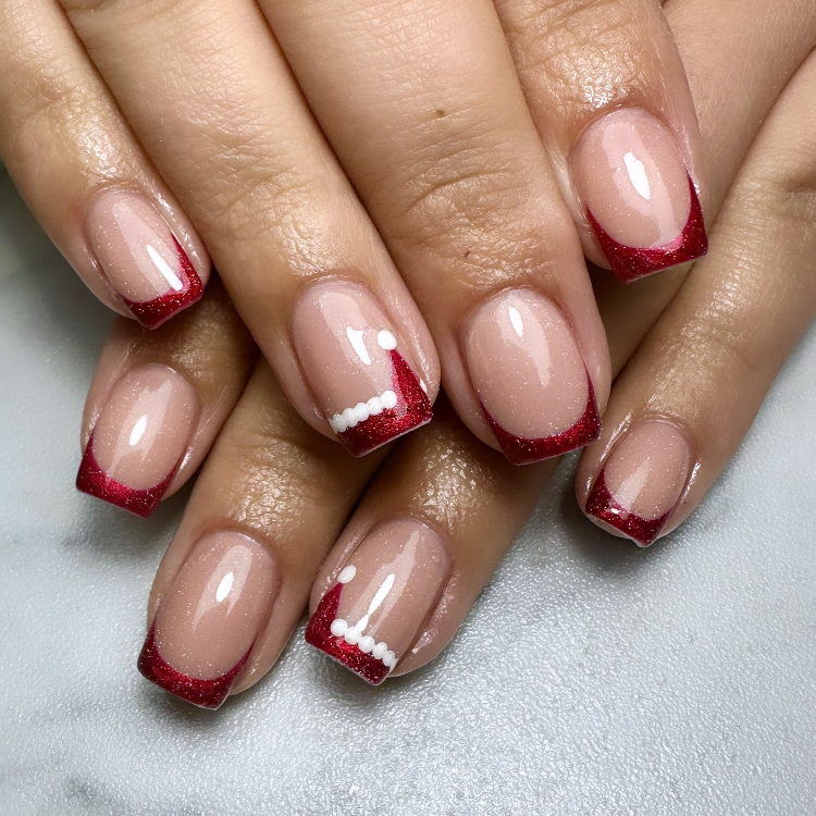 french gel nägel mit weihnachtsmützen in rot und weiß