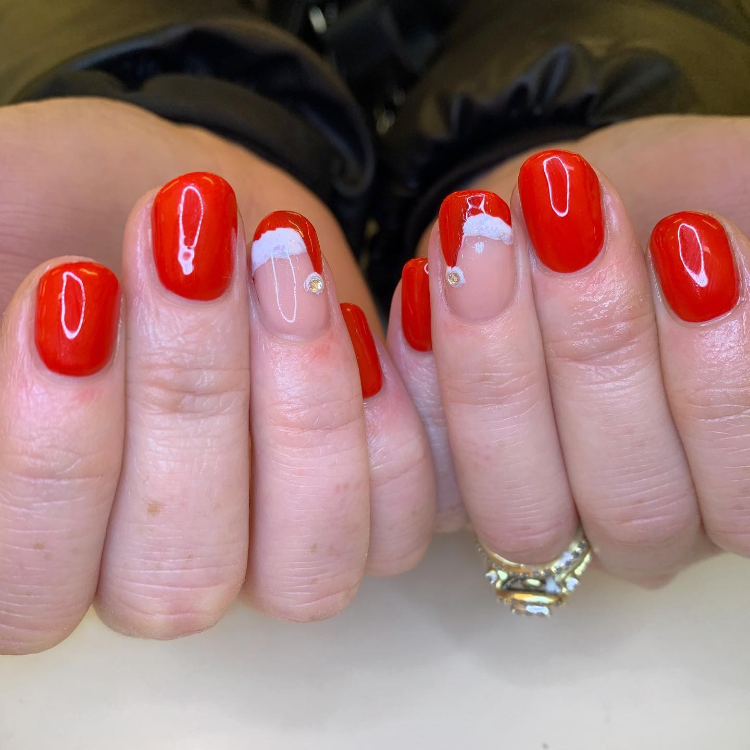 gelnägel mit weihnachtsmütze