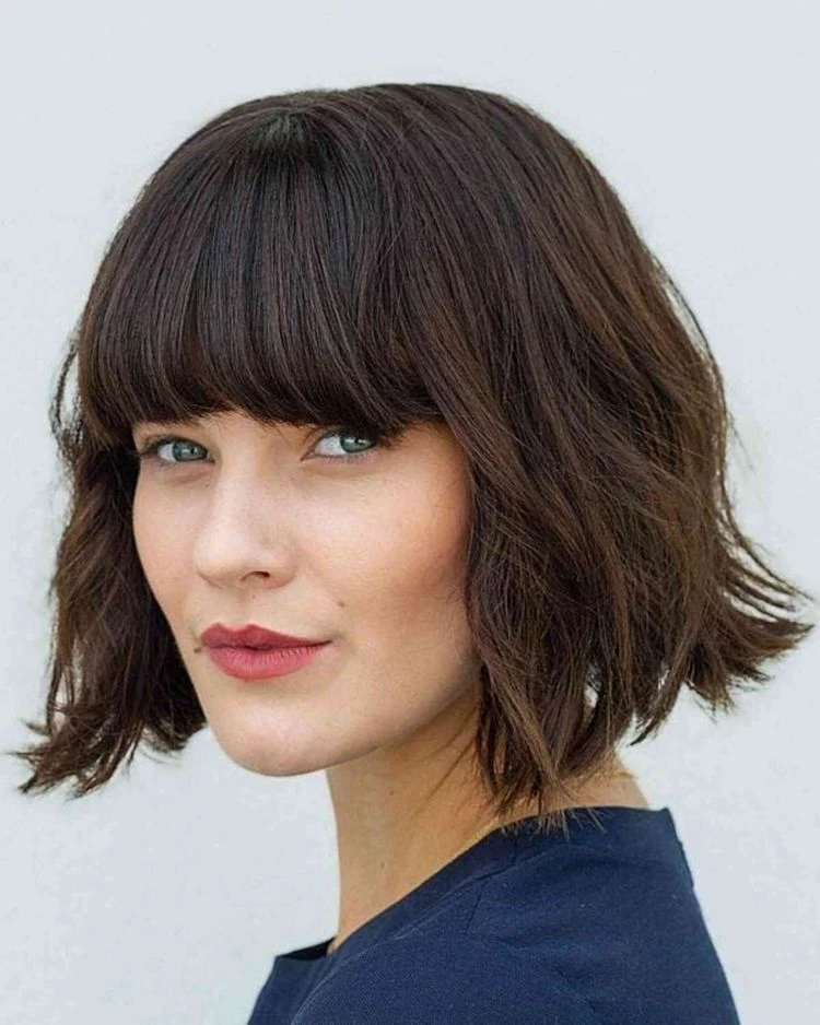 gewellter textured bob mit dickem pony