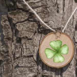 Glücksbringer aus Holz selber machen - Holzscheibe mit Kleeblatt gestalten