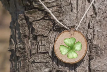 Glücksbringer aus Holz selber machen - Holzscheibe mit Kleeblatt gestalten