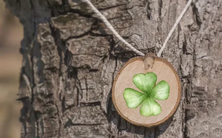 Glücksbringer aus Holz selber machen - Holzscheibe mit Kleeblatt gestalten