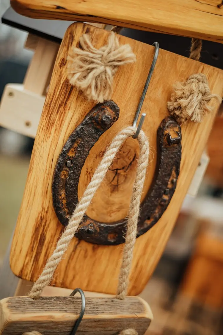 Große Glücksbringer aus Holz selber machen mit Hufeisen für eine Wanddeko