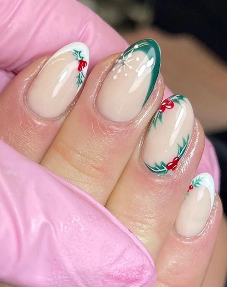 grüne weihnachtsnägel mit french tips und stylishen verzierungen