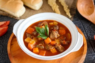 gulaschsuppe das perfekte gericht für glühwein