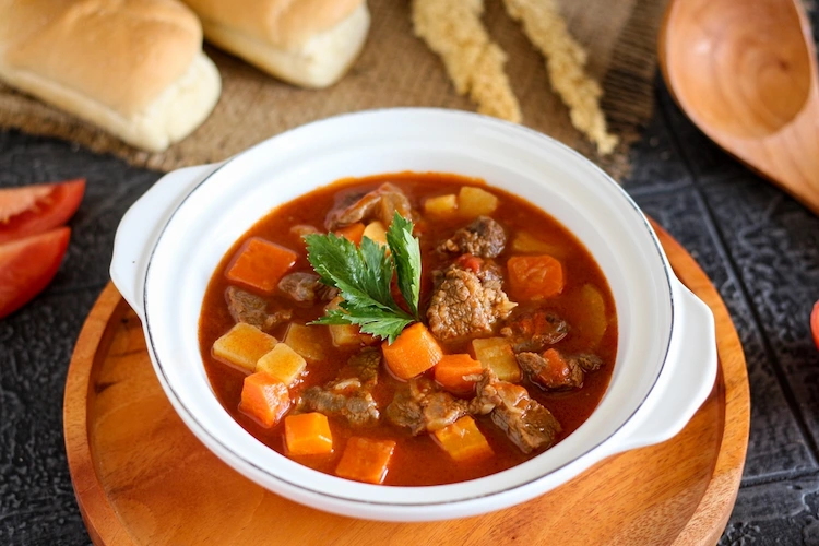 gulaschsuppe das perfekte gericht für glühwein