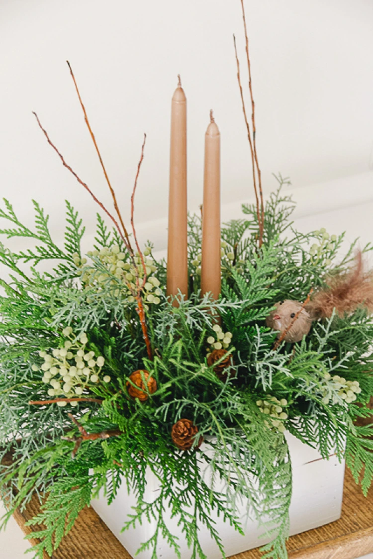 holzkiste dekorieren für weihnachten natürlicher charme mit kerzen