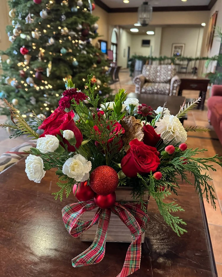 holzkiste weihnachtlich dekorieren in rot und weiß