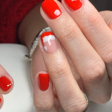 kurze gelnägel mit weihnachtsmützen in rot und weiß