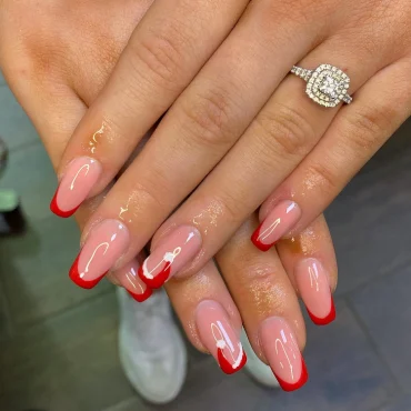 lange gelnägel mit weihnachtsmützen