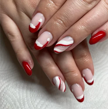 lange gelnägel mit weihnachtsmützen in rot und weiß