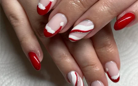 lange gelnägel mit weihnachtsmützen in rot und weiß