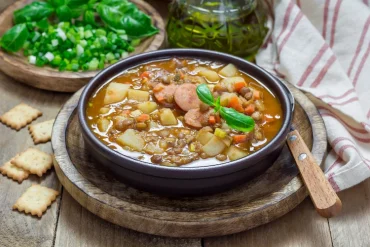 leckere linsensuppe mit würstchen zubereiten