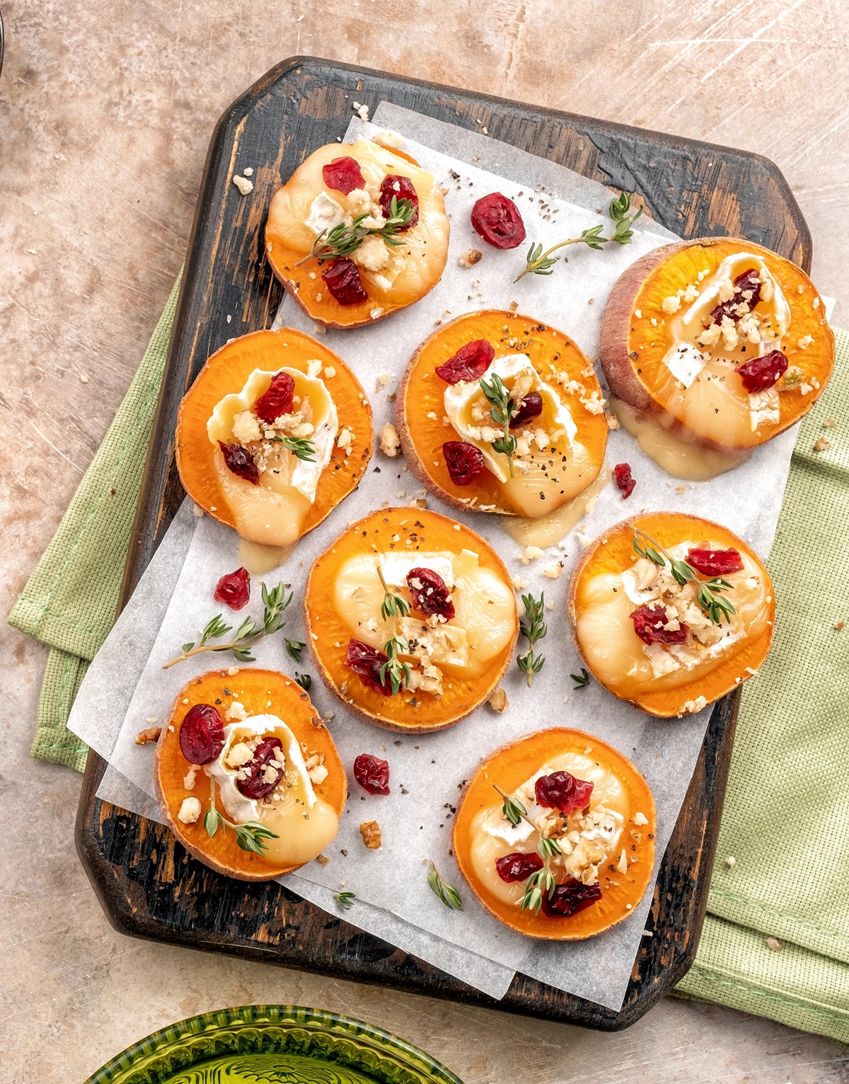 leckere süßkartoffel häppchen mit camembert und cranberries