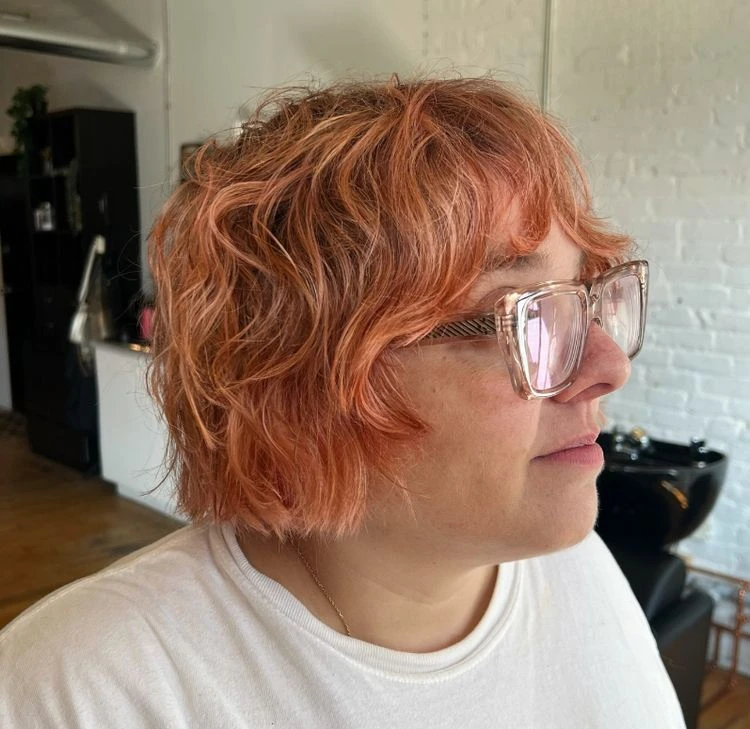 micro bob für frauen jeden alters mit brille