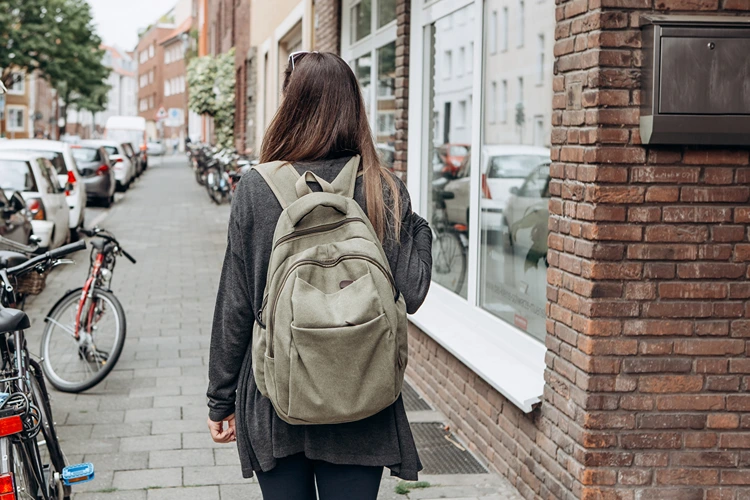 minimalistisch unterwegs ein schlichter rucksack für die city