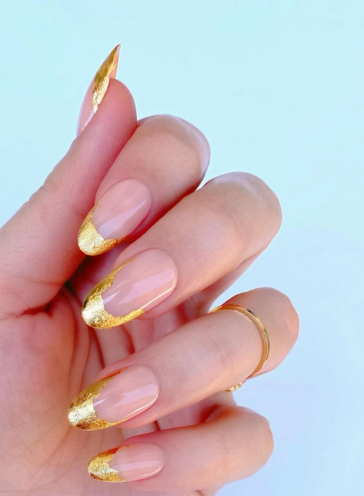 moderne french tips mit goldener folie