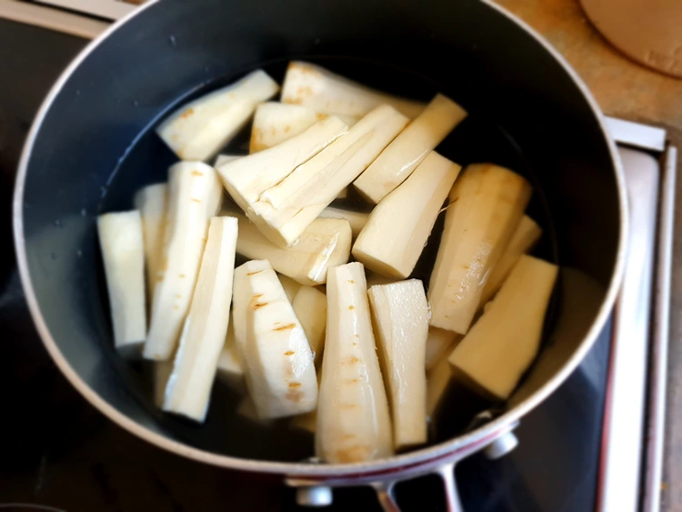 pastinakenstifte im kochtopf