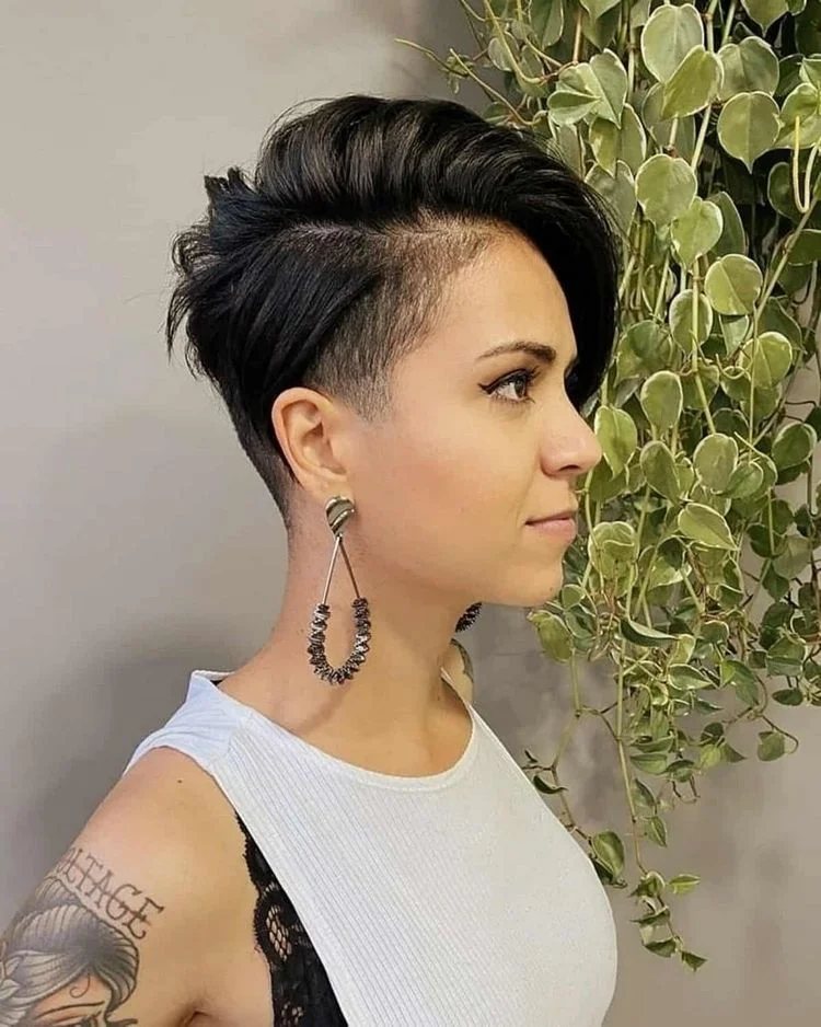 pixie cut mit seitenscheitel für braune haare