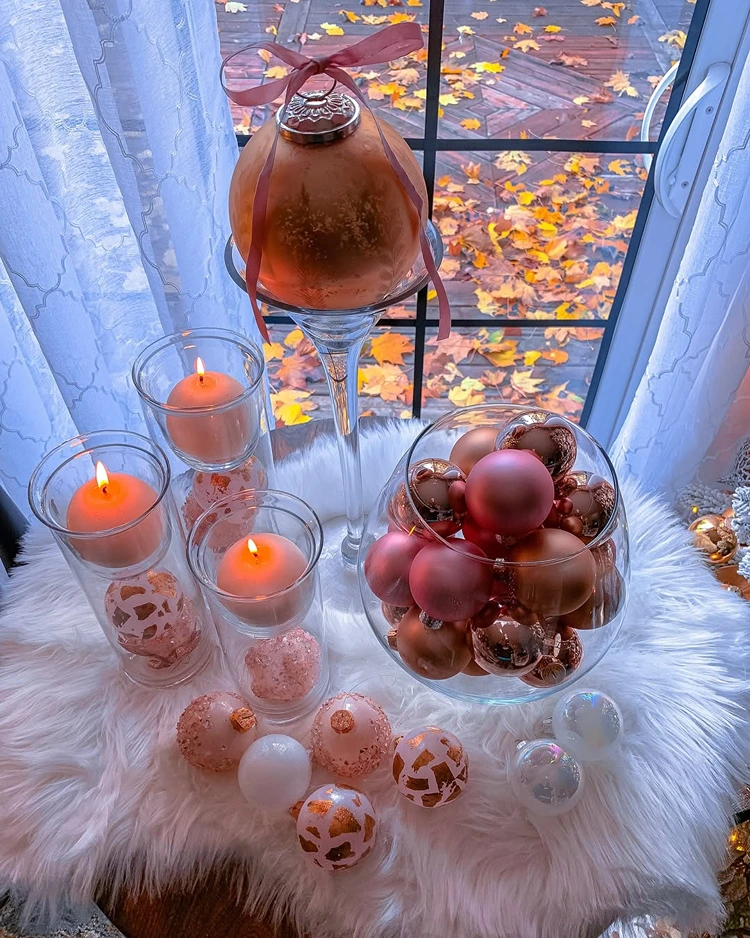 schale mit weihnachtskugeln dekorieren in rosa farbtönen