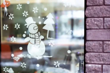 Schneemann als Motiv zum weihnachtlichen Gestalten der Fenster