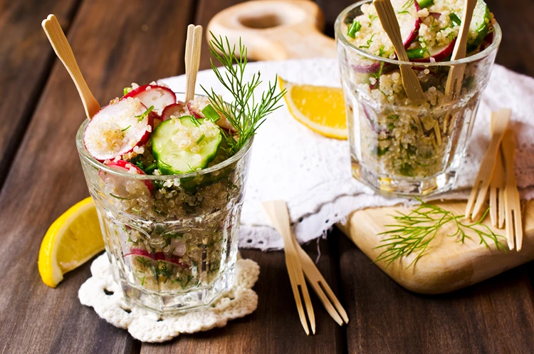 schnelle vorspeise zum vorbereiten mit quinoa gurke und radieschen