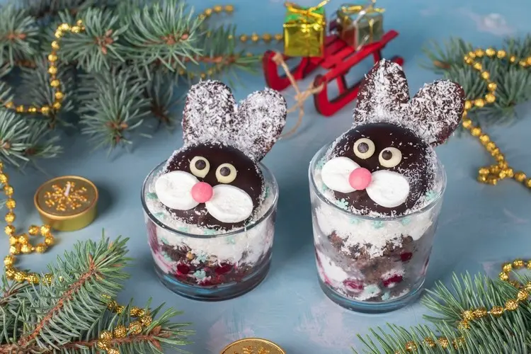 Schokokekse für braune Kaninchen auf dem Nachtisch im Glas