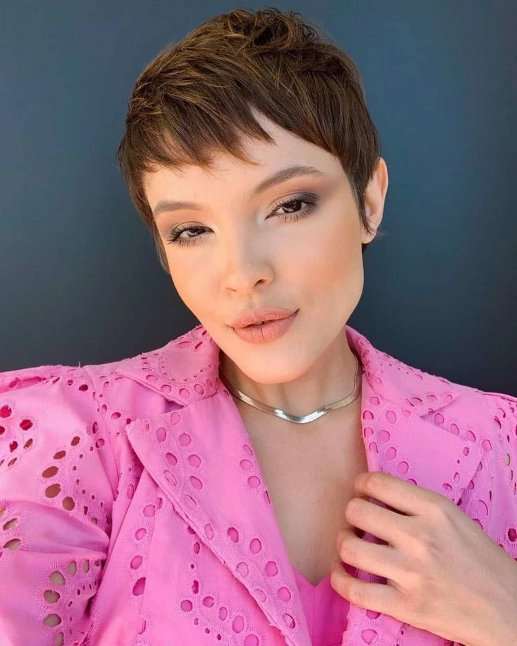 sehr kurzer pixie cut ist frech und elegant