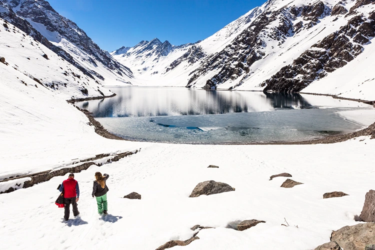 ski in chile an einem sonnigen tag