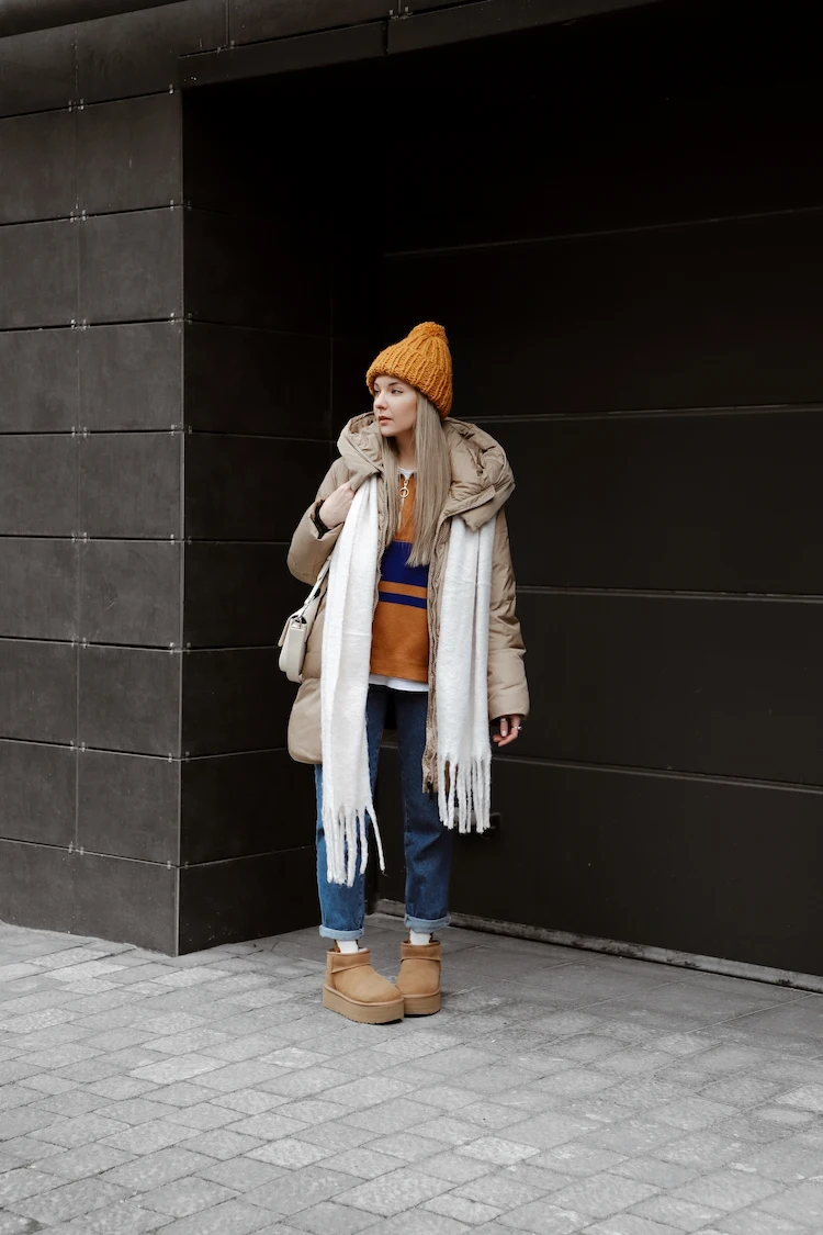 trendiges winteroutfit mit pufferjacke, jeans und mini uggs