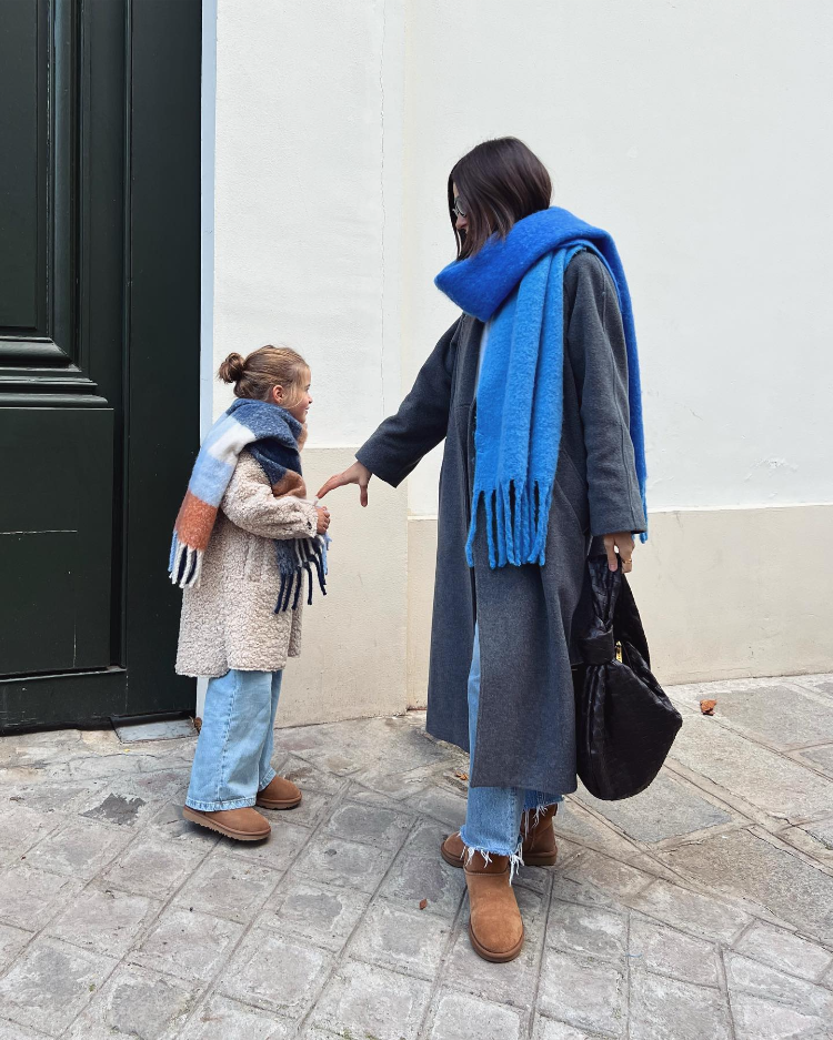 ugg mini kombinieren layering look mit long coat und schal