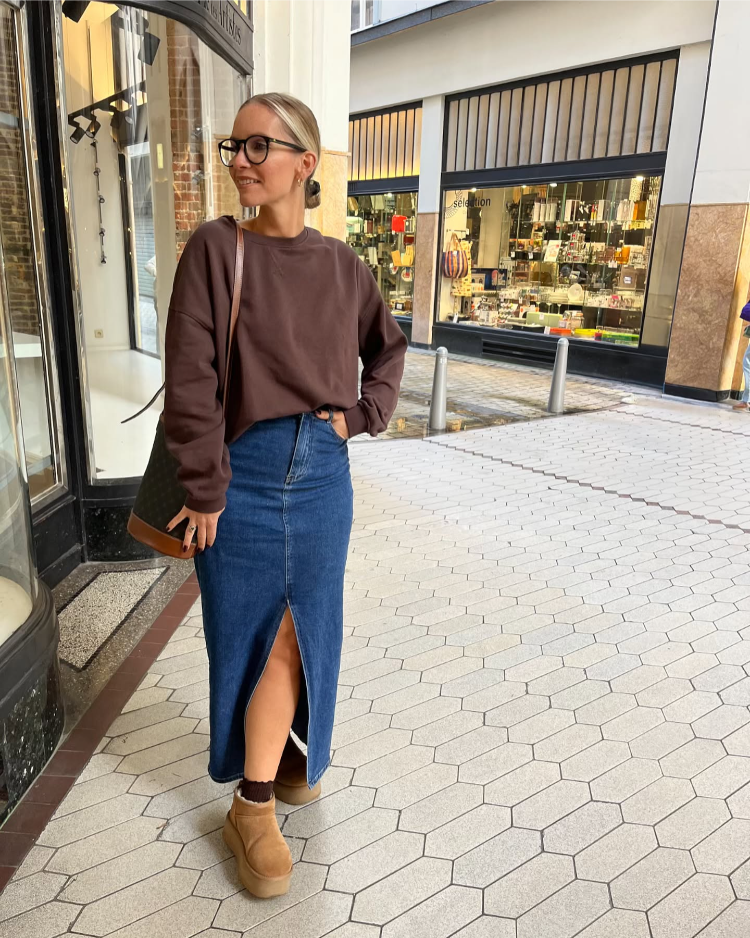 ugg mini kombinieren trendy streetstyle mit jeansrock & oversized sweater