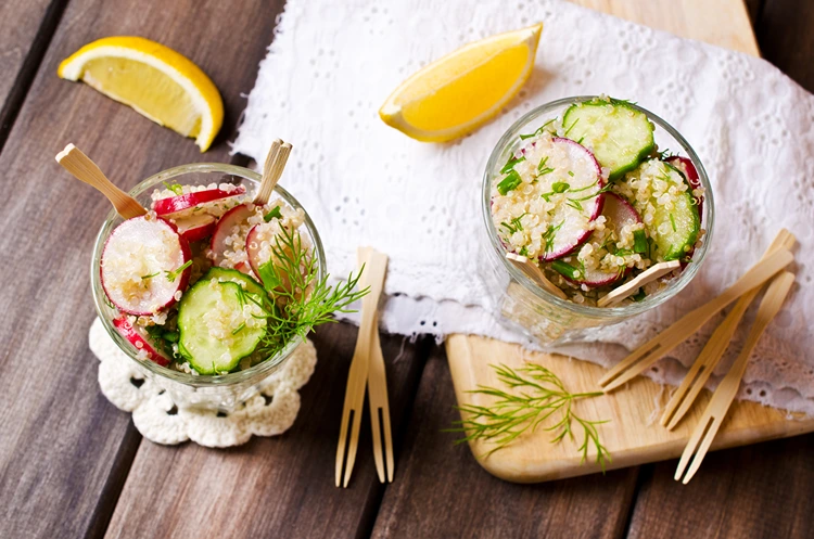 vegetarische vorspeise mit quinoa gurke und radieschen