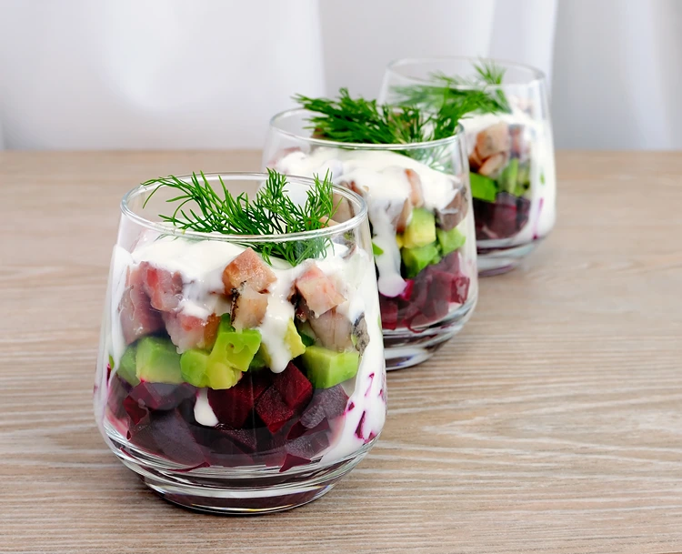 vorspeise im glas weihnachten mit roter bete herring und avocado