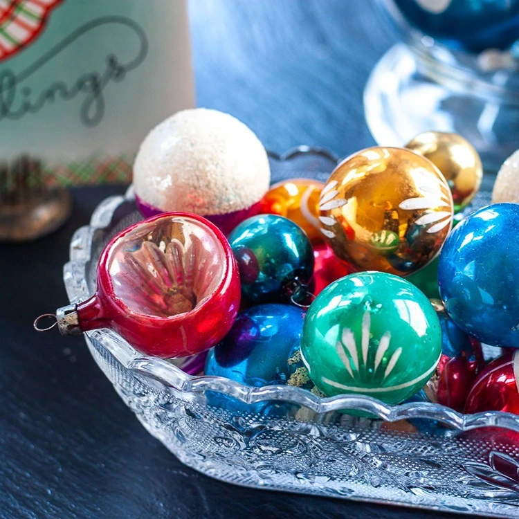 weihnachtsdeko in glasschale vintage weihnachtskugeln