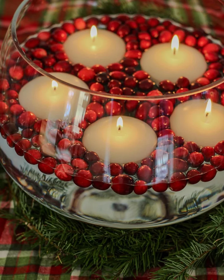 weihnachtsdeko mit schwimmkerzen und beeren in glasschale