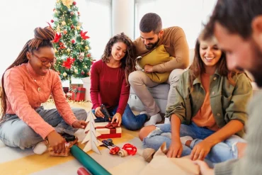 weihnachtsdekoration und geschenke mit freunden basteln