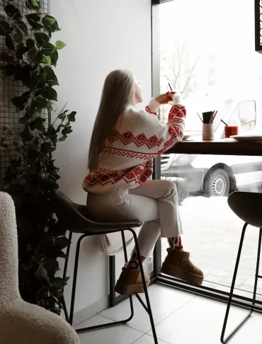 weihnachtsoutfit mit weißer jeanshose und ugg