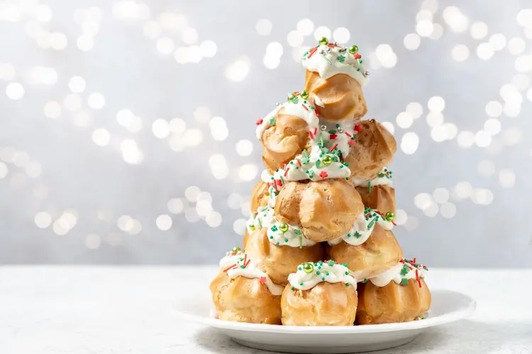 Windbeutel-Tannenbaum mit Frosting und Streuseln gestalten