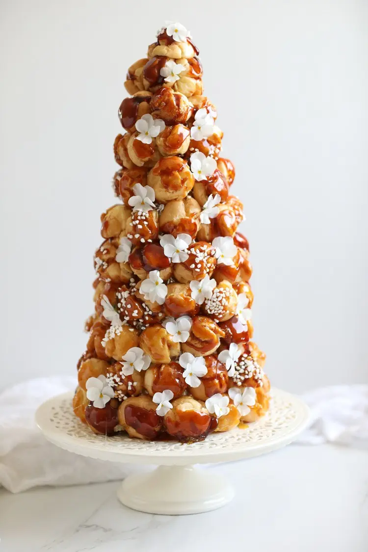 Windbeutel zu Silvester kreativ servieren als Pyramide a la Croque en Bouche